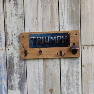 Porte-manteau mural Triumph – Bois & métal – 4 crochets + décapsuleur – fait main – esprit garage vintage – cadeau motard